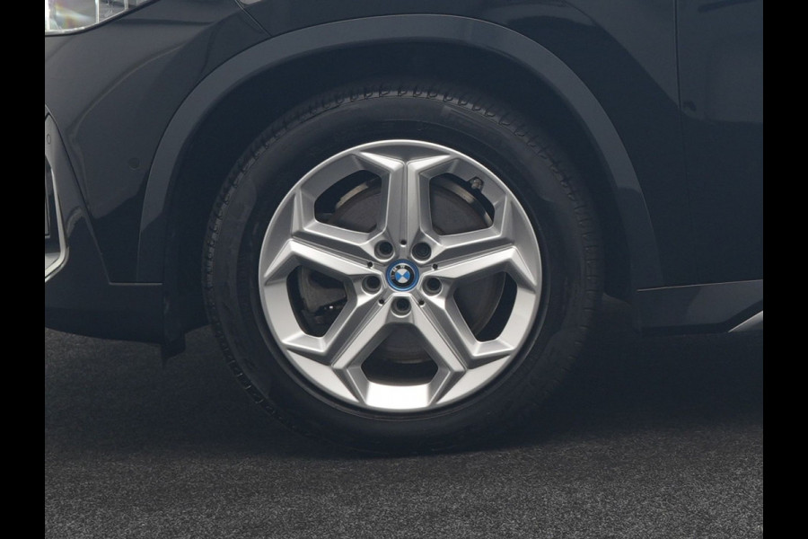 BMW iX1 xDrive30 67 kWh 313pk Dealer O.H. | Adaptive Cruise | Head Up | 360 Camera | Harman / Kardon | Lederen Comfortstoelen Massage & Memory | Keyless | Blis | Sfeerverlichting | Stoelverwarming | Apple Carplay | Navigatie | DAB |