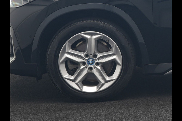 BMW iX1 xDrive30 67 kWh 313pk Dealer O.H. | Adaptive Cruise | Head Up | 360 Camera | Harman / Kardon | Lederen Comfortstoelen Massage & Memory | Keyless | Blis | Sfeerverlichting | Stoelverwarming | Apple Carplay | Navigatie | DAB |