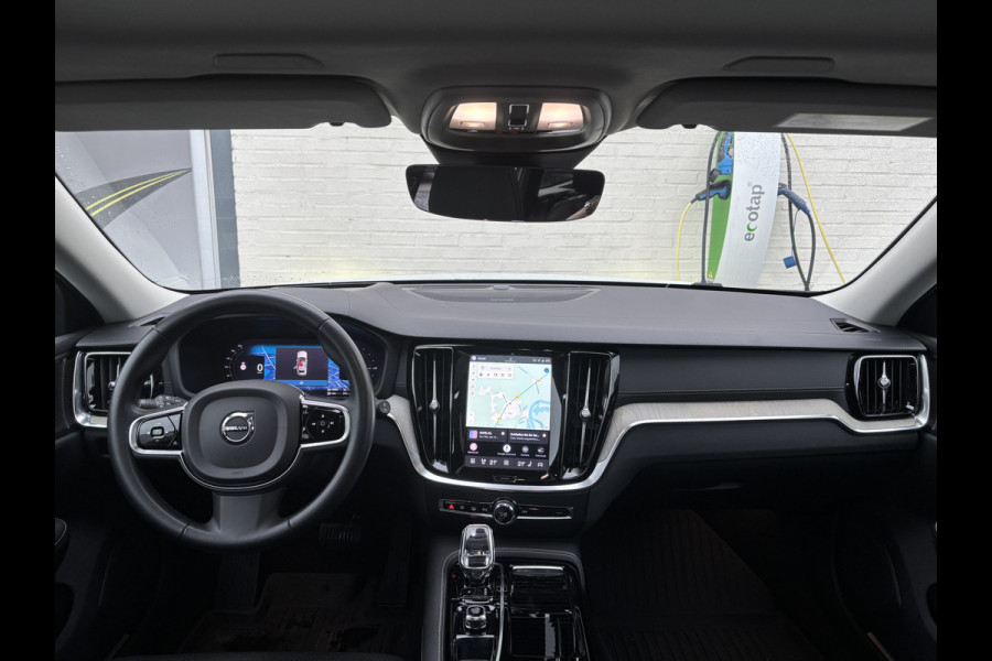 Volvo V60 2.0 T8 Plug-in hybrid AWD Ultimate Dark | Zwenkbare trekhaak | Panoramadak | Stoelmassage + verkoeling | Memory | Head-up |