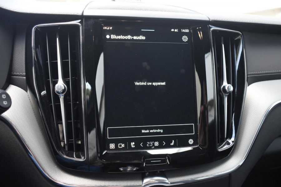 Volvo XC60 T6 350PK Plug-in hybrid AWD Ultra Black Edition / Luchtvering / Bowers & Wilkins / Adaptive Cruise control / Head-up Display / Elektrische stoelen met geheugen / Massagefunctie voorstoelen / Stoelverwarming V+A / Stoelventilatie / Stuurverwarming / 360 Camera /