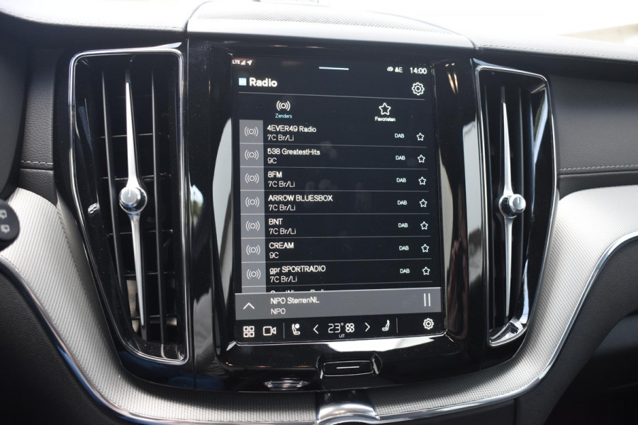 Volvo XC60 T6 350PK Plug-in hybrid AWD Ultra Black Edition / Luchtvering / Bowers & Wilkins / Adaptive Cruise control / Head-up Display / Elektrische stoelen met geheugen / Massagefunctie voorstoelen / Stoelverwarming V+A / Stoelventilatie / Stuurverwarming / 360 Camera /