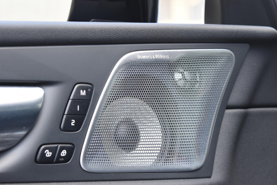 Volvo XC60 T6 350PK Plug-in hybrid AWD Ultra Black Edition / Luchtvering / Bowers & Wilkins / Adaptive Cruise control / Head-up Display / Elektrische stoelen met geheugen / Massagefunctie voorstoelen / Stoelverwarming V+A / Stoelventilatie / Stuurverwarming / 360 Camera /