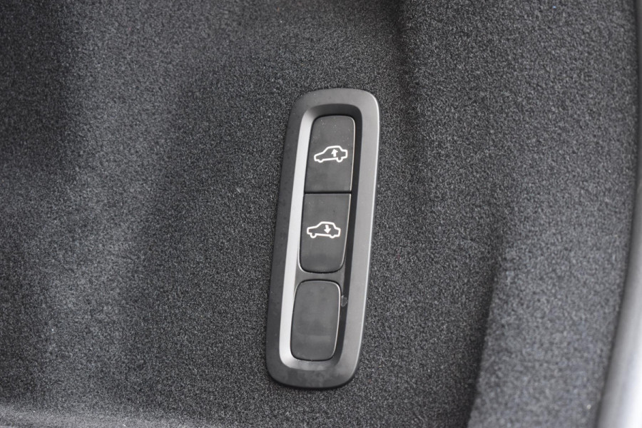 Volvo XC60 T6 350PK Plug-in hybrid AWD Ultra Black Edition / Luchtvering / Bowers & Wilkins / Adaptive Cruise control / Head-up Display / Elektrische stoelen met geheugen / Massagefunctie voorstoelen / Stoelverwarming V+A / Stoelventilatie / Stuurverwarming / 360 Camera /
