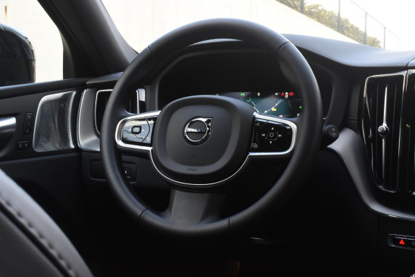 Volvo XC60 T6 350PK Plug-in hybrid AWD Ultra Black Edition / Luchtvering / Bowers & Wilkins / Adaptive Cruise control / Head-up Display / Elektrische stoelen met geheugen / Massagefunctie voorstoelen / Stoelverwarming V+A / Stoelventilatie / Stuurverwarming / 360 Camera /