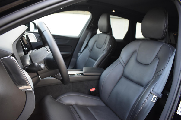 Volvo XC60 T6 350PK Plug-in hybrid AWD Ultra Black Edition / Luchtvering / Bowers & Wilkins / Adaptive Cruise control / Head-up Display / Elektrische stoelen met geheugen / Massagefunctie voorstoelen / Stoelverwarming V+A / Stoelventilatie / Stuurverwarming / 360 Camera /
