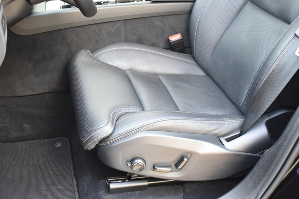 Volvo XC60 T6 350PK Plug-in hybrid AWD Ultra Black Edition / Luchtvering / Bowers & Wilkins / Adaptive Cruise control / Head-up Display / Elektrische stoelen met geheugen / Massagefunctie voorstoelen / Stoelverwarming V+A / Stoelventilatie / Stuurverwarming / 360 Camera /