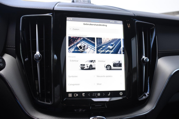 Volvo XC60 T6 350PK Plug-in hybrid AWD Ultra Black Edition / Luchtvering / Bowers & Wilkins / Adaptive Cruise control / Head-up Display / Elektrische stoelen met geheugen / Massagefunctie voorstoelen / Stoelverwarming V+A / Stoelventilatie / Stuurverwarming / 360 Camera /