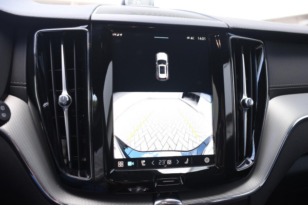 Volvo XC60 T6 350PK Plug-in hybrid AWD Ultra Black Edition / Luchtvering / Bowers & Wilkins / Adaptive Cruise control / Head-up Display / Elektrische stoelen met geheugen / Massagefunctie voorstoelen / Stoelverwarming V+A / Stoelventilatie / Stuurverwarming / 360 Camera /