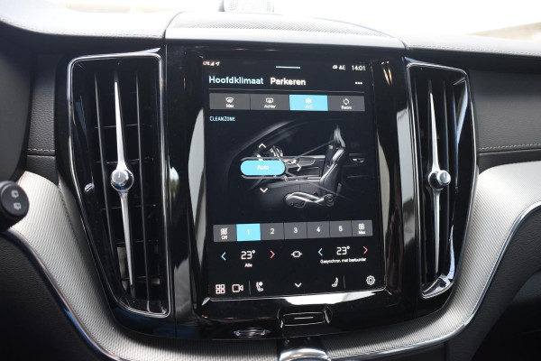 Volvo XC60 T6 350PK Plug-in hybrid AWD Ultra Black Edition / Luchtvering / Bowers & Wilkins / Adaptive Cruise control / Head-up Display / Elektrische stoelen met geheugen / Massagefunctie voorstoelen / Stoelverwarming V+A / Stoelventilatie / Stuurverwarming / 360 Camera /