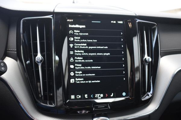 Volvo XC60 T6 350PK Plug-in hybrid AWD Ultra Black Edition / Luchtvering / Bowers & Wilkins / Adaptive Cruise control / Head-up Display / Elektrische stoelen met geheugen / Massagefunctie voorstoelen / Stoelverwarming V+A / Stoelventilatie / Stuurverwarming / 360 Camera /