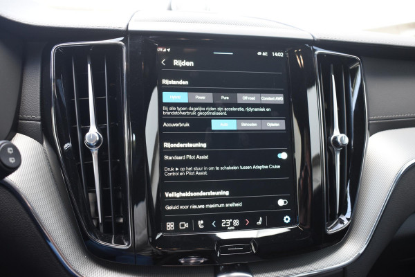 Volvo XC60 T6 350PK Plug-in hybrid AWD Ultra Black Edition / Luchtvering / Bowers & Wilkins / Adaptive Cruise control / Head-up Display / Elektrische stoelen met geheugen / Massagefunctie voorstoelen / Stoelverwarming V+A / Stoelventilatie / Stuurverwarming / 360 Camera /