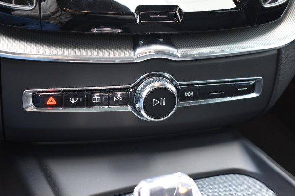 Volvo XC60 T6 350PK Plug-in hybrid AWD Ultra Black Edition / Luchtvering / Bowers & Wilkins / Adaptive Cruise control / Head-up Display / Elektrische stoelen met geheugen / Massagefunctie voorstoelen / Stoelverwarming V+A / Stoelventilatie / Stuurverwarming / 360 Camera /