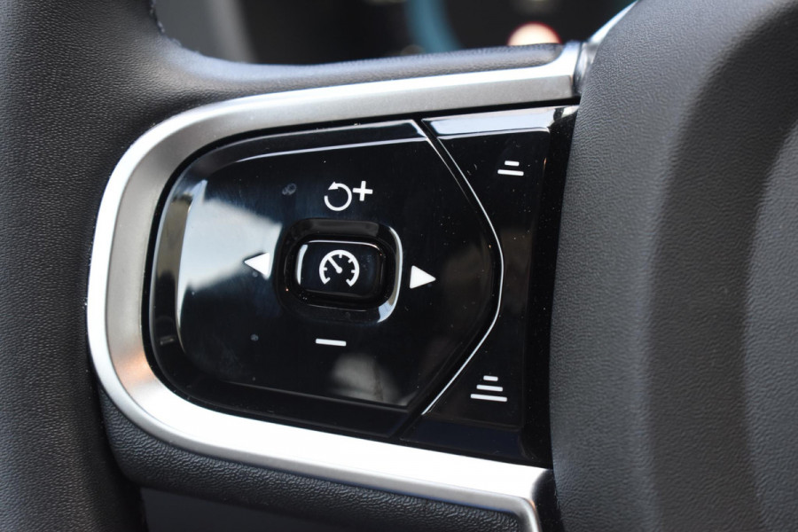 Volvo XC60 T6 350PK Plug-in hybrid AWD Ultra Black Edition / Luchtvering / Bowers & Wilkins / Adaptive Cruise control / Head-up Display / Elektrische stoelen met geheugen / Massagefunctie voorstoelen / Stoelverwarming V+A / Stoelventilatie / Stuurverwarming / 360 Camera /