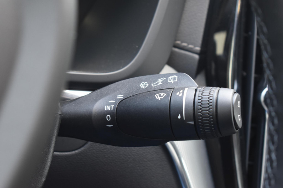 Volvo XC60 T6 350PK Plug-in hybrid AWD Ultra Black Edition / Luchtvering / Bowers & Wilkins / Adaptive Cruise control / Head-up Display / Elektrische stoelen met geheugen / Massagefunctie voorstoelen / Stoelverwarming V+A / Stoelventilatie / Stuurverwarming / 360 Camera /
