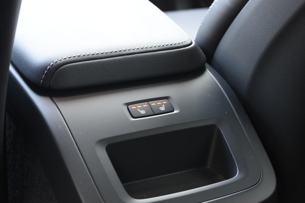 Volvo XC60 T6 350PK Plug-in hybrid AWD Ultra Black Edition / Luchtvering / Bowers & Wilkins / Adaptive Cruise control / Head-up Display / Elektrische stoelen met geheugen / Massagefunctie voorstoelen / Stoelverwarming V+A / Stoelventilatie / Stuurverwarming / 360 Camera /