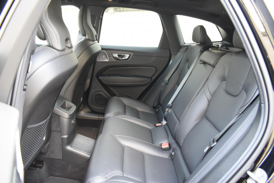 Volvo XC60 T6 350PK Plug-in hybrid AWD Ultra Black Edition / Luchtvering / Bowers & Wilkins / Adaptive Cruise control / Head-up Display / Elektrische stoelen met geheugen / Massagefunctie voorstoelen / Stoelverwarming V+A / Stoelventilatie / Stuurverwarming / 360 Camera /