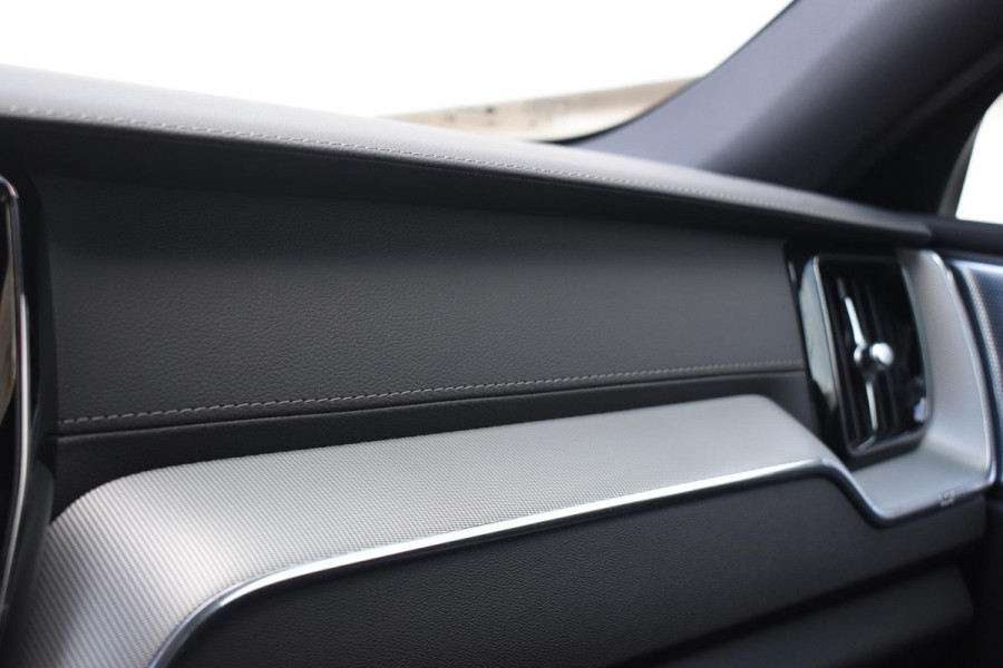 Volvo XC60 T6 350PK Plug-in hybrid AWD Ultra Black Edition / Luchtvering / Bowers & Wilkins / Adaptive Cruise control / Head-up Display / Elektrische stoelen met geheugen / Massagefunctie voorstoelen / Stoelverwarming V+A / Stoelventilatie / Stuurverwarming / 360 Camera /