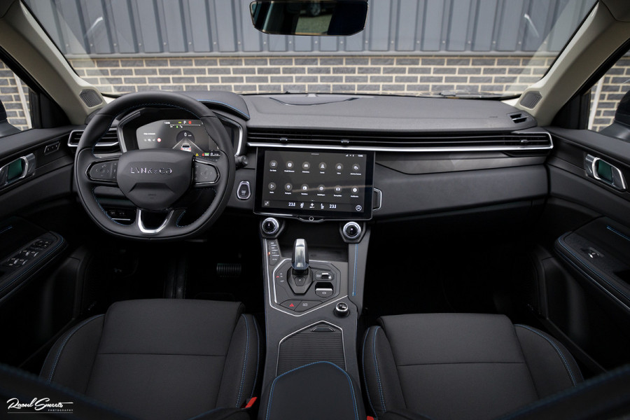 Lynk & Co 01 1.5 | ALL-IN PRIJZEN – inclusief onderhoud, originele Lynk & Co software-update en 1 jaar BOVAG-garantie | Afn. trekhaak | Adaptieve cruise | Panoramadak | Blis | Memory |