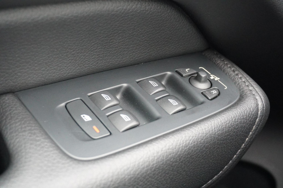 Volvo XC60 2.0 B5 Inscription + PANORAMA / 360 CAMERA / LEDER / TREKHAAK /