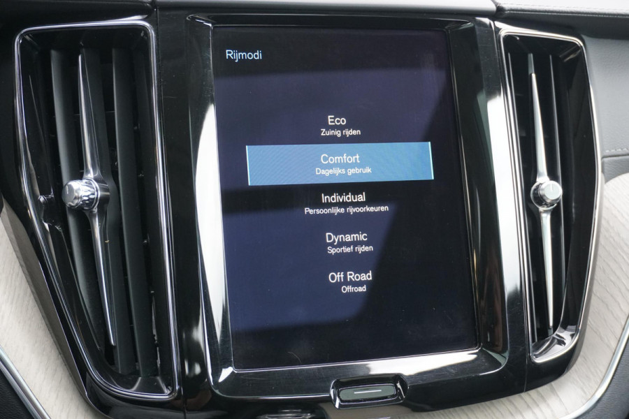 Volvo XC60 2.0 B5 Inscription + PANORAMA / 360 CAMERA / LEDER / TREKHAAK /