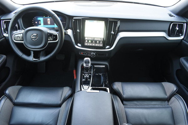 Volvo V60 T6 350PK Plug-in hybrid AWD Plus Dark / Adaptive Cruise Control / 360 Camera / Harman Kardon / Stoel- en stuurverwarming / Stoelverwarming achter / Trekhaak elektrisch wegklapbaar / Elektrische stoelen met geheugen