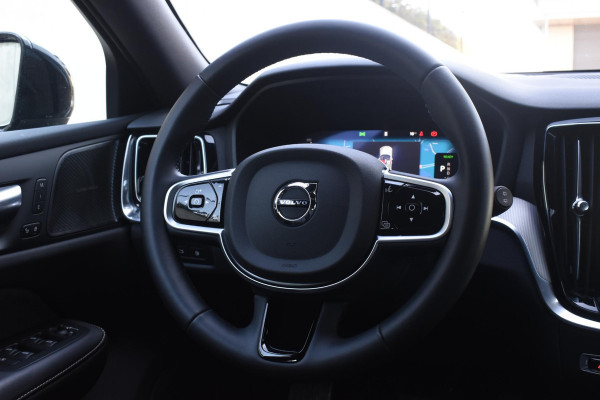 Volvo V60 T6 350PK Plug-in hybrid AWD Plus Dark / Adaptive Cruise Control / 360 Camera / Harman Kardon / Stoel- en stuurverwarming / Stoelverwarming achter / Trekhaak elektrisch wegklapbaar / Elektrische stoelen met geheugen