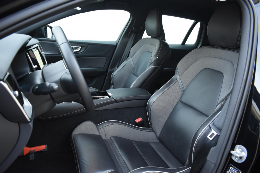 Volvo V60 T6 350PK Plug-in hybrid AWD Plus Dark / Adaptive Cruise Control / 360 Camera / Harman Kardon / Stoel- en stuurverwarming / Stoelverwarming achter / Trekhaak elektrisch wegklapbaar / Elektrische stoelen met geheugen