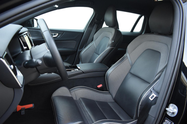 Volvo V60 T6 350PK Plug-in hybrid AWD Plus Dark / Adaptive Cruise Control / 360 Camera / Harman Kardon / Stoel- en stuurverwarming / Stoelverwarming achter / Trekhaak elektrisch wegklapbaar / Elektrische stoelen met geheugen