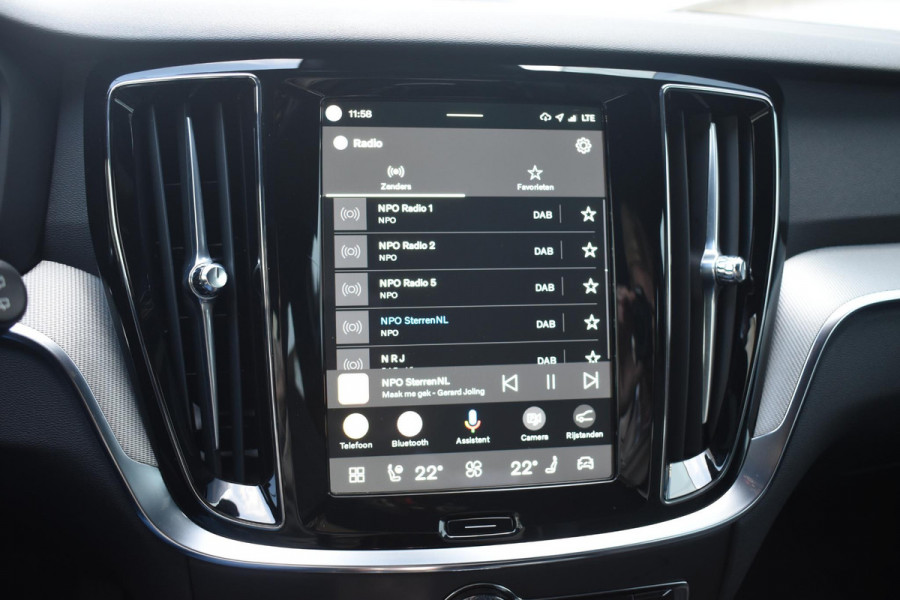 Volvo V60 T6 350PK Plug-in hybrid AWD Plus Dark / Adaptive Cruise Control / 360 Camera / Harman Kardon / Stoel- en stuurverwarming / Stoelverwarming achter / Trekhaak elektrisch wegklapbaar / Elektrische stoelen met geheugen