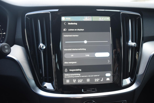 Volvo V60 T6 350PK Plug-in hybrid AWD Plus Dark / Adaptive Cruise Control / 360 Camera / Harman Kardon / Stoel- en stuurverwarming / Stoelverwarming achter / Trekhaak elektrisch wegklapbaar / Elektrische stoelen met geheugen