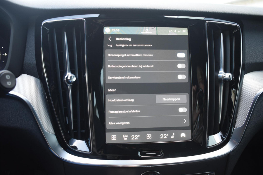 Volvo V60 T6 350PK Plug-in hybrid AWD Plus Dark / Adaptive Cruise Control / 360 Camera / Harman Kardon / Stoel- en stuurverwarming / Stoelverwarming achter / Trekhaak elektrisch wegklapbaar / Elektrische stoelen met geheugen