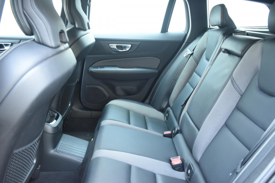 Volvo V60 T6 350PK Plug-in hybrid AWD Plus Dark / Adaptive Cruise Control / 360 Camera / Harman Kardon / Stoel- en stuurverwarming / Stoelverwarming achter / Trekhaak elektrisch wegklapbaar / Elektrische stoelen met geheugen