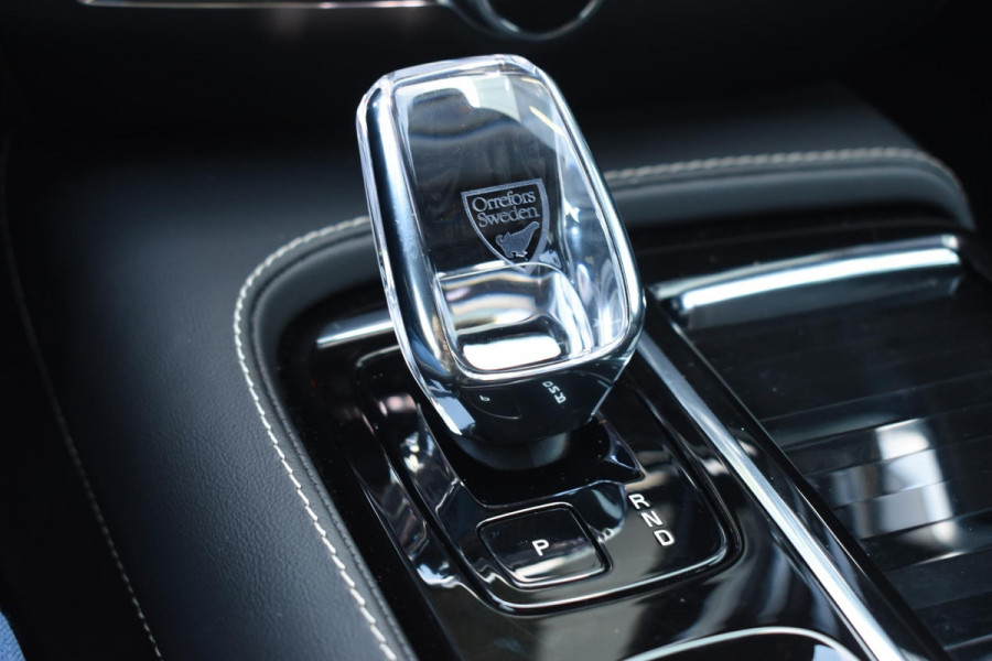 Volvo V60 T6 350PK Plug-in hybrid AWD Plus Dark / Adaptive Cruise Control / 360 Camera / Harman Kardon / Stoel- en stuurverwarming / Stoelverwarming achter / Trekhaak elektrisch wegklapbaar / Elektrische stoelen met geheugen
