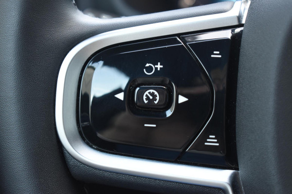Volvo V60 T6 350PK Plug-in hybrid AWD Plus Dark / Adaptive Cruise Control / 360 Camera / Harman Kardon / Stoel- en stuurverwarming / Stoelverwarming achter / Trekhaak elektrisch wegklapbaar / Elektrische stoelen met geheugen