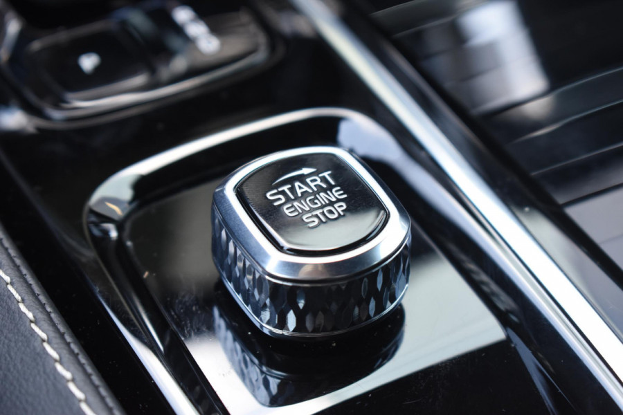 Volvo V60 T6 350PK Plug-in hybrid AWD Plus Dark / Adaptive Cruise Control / 360 Camera / Harman Kardon / Stoel- en stuurverwarming / Stoelverwarming achter / Trekhaak elektrisch wegklapbaar / Elektrische stoelen met geheugen