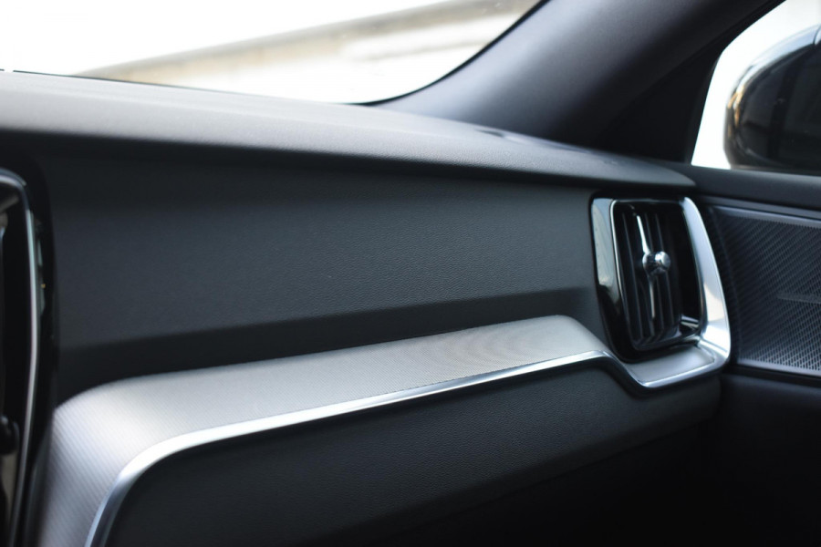 Volvo V60 T6 350PK Plug-in hybrid AWD Plus Dark / Adaptive Cruise Control / 360 Camera / Harman Kardon / Stoel- en stuurverwarming / Stoelverwarming achter / Trekhaak elektrisch wegklapbaar / Elektrische stoelen met geheugen