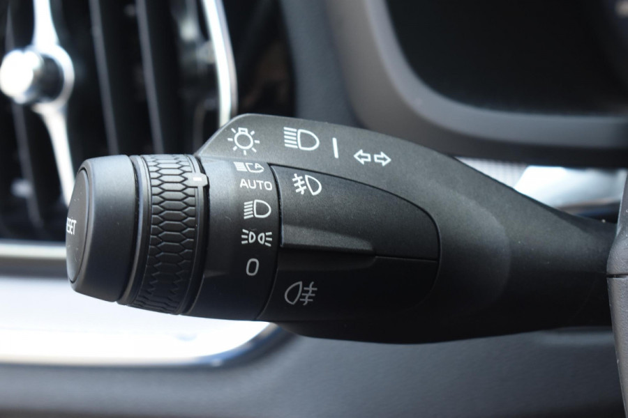 Volvo V60 T6 350PK Plug-in hybrid AWD Plus Dark / Adaptive Cruise Control / 360 Camera / Harman Kardon / Stoel- en stuurverwarming / Stoelverwarming achter / Trekhaak elektrisch wegklapbaar / Elektrische stoelen met geheugen