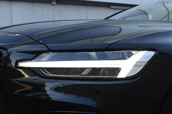 Volvo V60 T6 350PK Plug-in hybrid AWD Plus Dark / Adaptive Cruise Control / 360 Camera / Harman Kardon / Stoel- en stuurverwarming / Stoelverwarming achter / Trekhaak elektrisch wegklapbaar / Elektrische stoelen met geheugen