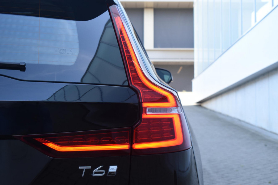 Volvo V60 T6 350PK Plug-in hybrid AWD Plus Dark / Adaptive Cruise Control / 360 Camera / Harman Kardon / Stoel- en stuurverwarming / Stoelverwarming achter / Trekhaak elektrisch wegklapbaar / Elektrische stoelen met geheugen