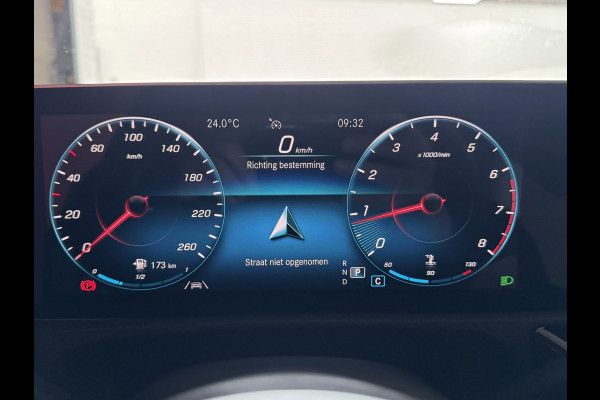 Mercedes-Benz A-Klasse 200 Business Solution AMG Line Pano Cilma Navi Carplay Stoelverw. OEM-sfeerverlichting Digitaaldash