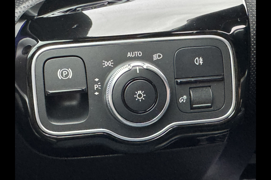 Mercedes-Benz A-Klasse 200 Business Solution AMG Line Pano Cilma Navi Carplay Stoelverw. OEM-sfeerverlichting Digitaaldash