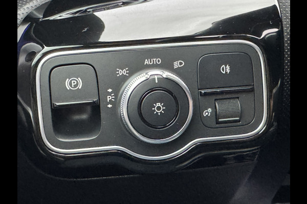 Mercedes-Benz A-Klasse 200 Business Solution AMG Line Pano Cilma Navi Carplay Stoelverw. OEM-sfeerverlichting Digitaaldash