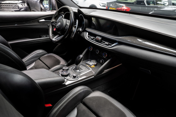 Alfa Romeo Stelvio 2.9 V6 AWD Quadrifoglio Harman K Leer ACC Carbon Seat Pack Panoramadak PDC Camera Memory seats Stuurverwarming Stoelverwarming LM velgen