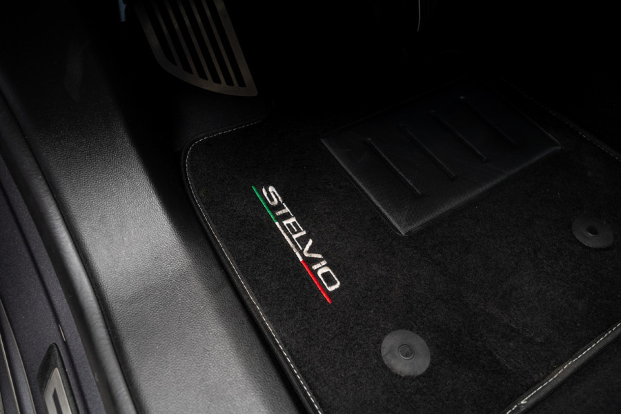 Alfa Romeo Stelvio 2.9 V6 AWD Quadrifoglio Harman K Leer ACC Carbon Seat Pack Panoramadak PDC Camera Memory seats Stuurverwarming Stoelverwarming LM velgen