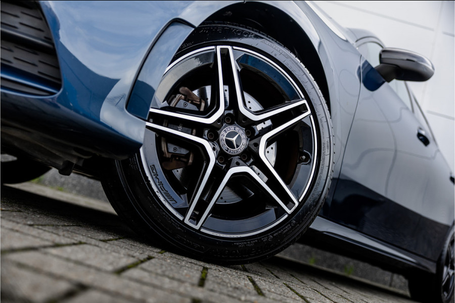 Mercedes-Benz A-Klasse 250 e AMG Line Pano / Sfeerverlichting / Carplay / Night Pakket / 18inch /
