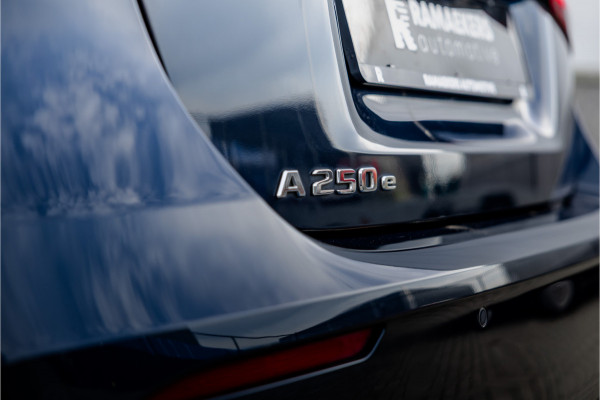 Mercedes-Benz A-Klasse 250 e AMG Line Pano / Sfeerverlichting / Carplay / Night Pakket / 18inch /