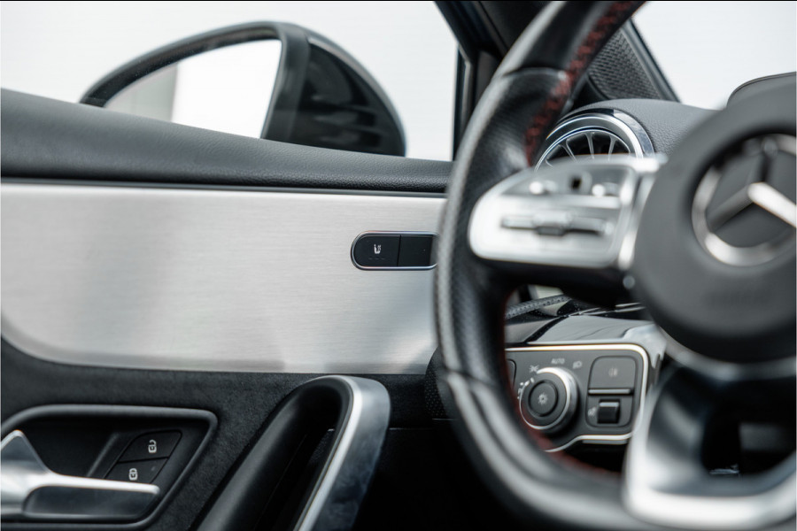Mercedes-Benz A-Klasse 250 e AMG Line Pano / Sfeerverlichting / Carplay / Night Pakket / 18inch /