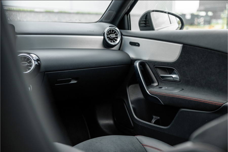 Mercedes-Benz A-Klasse 250 e AMG Line Pano / Sfeerverlichting / Carplay / Night Pakket / 18inch /