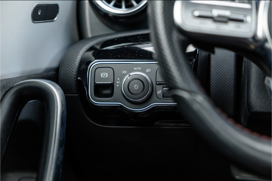 Mercedes-Benz A-Klasse 250 e AMG Line Pano / Sfeerverlichting / Carplay / Night Pakket / 18inch /