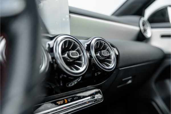 Mercedes-Benz A-Klasse 250 e AMG Line Pano / Sfeerverlichting / Carplay / Night Pakket / 18inch /